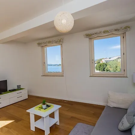 Beachfront Nehaj Kastel Apartment